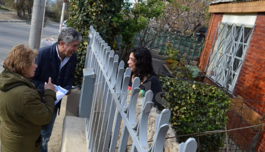  El candidato a diputado Ismael Machuca mostró sus propuestas a vecinos del barrio Mar del Plata
