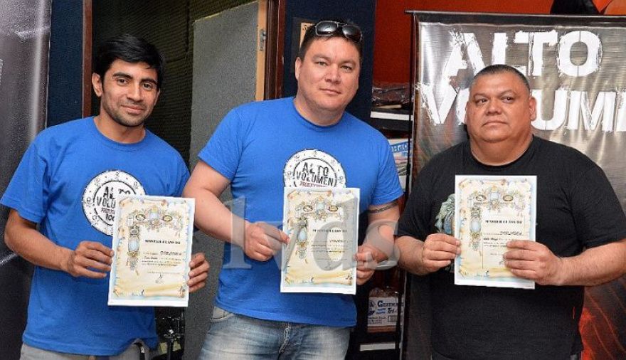 Diplomas para los egresados del curso de DJ en Caleta
