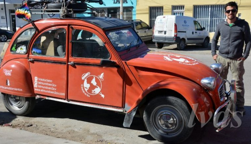 En un simpático Citröen, un santafecino recorre América