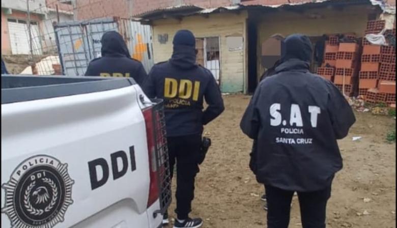 Allanamiento en Caleta Olivia: Cayó un estafador que usaba celulares robados para pedir préstamos