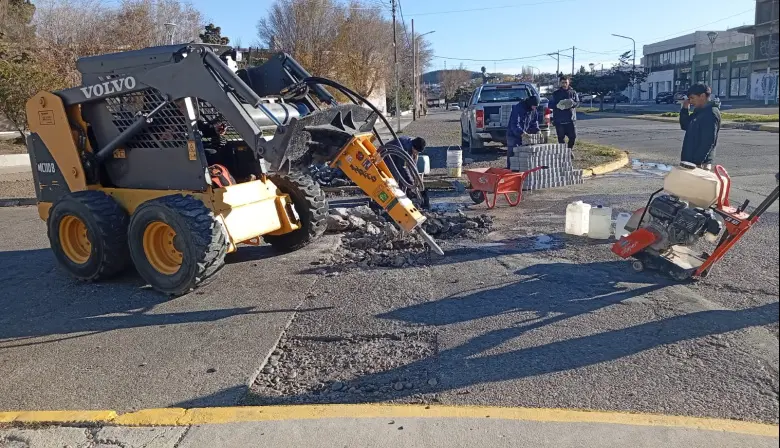 Bachean esquina céntrica con adoquines en Caleta Olivia