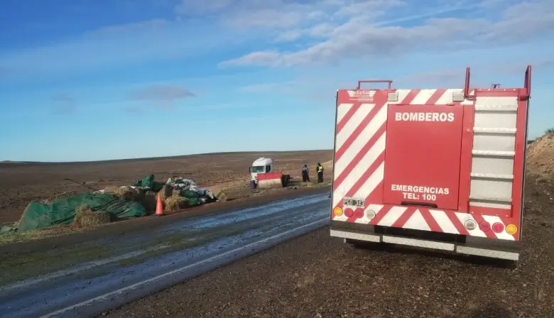 Ruta 3: Vuelca un camión y llega el ministro de Seguridad al lugar del siniestro