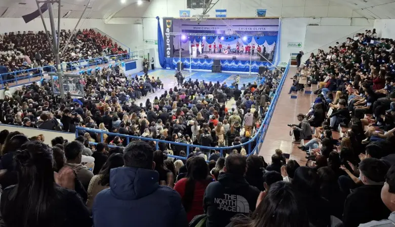Estudiantes de Caleta Olivia reafirmaron su lealtad a la Bandera Nacional