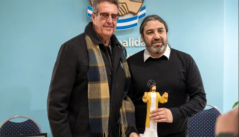 El intendente de Pico Truncado recibió un significativo presente de la comuna de Cañadón Seco