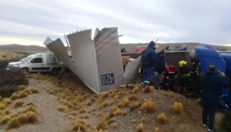 Un camiรณn lleno de televisores volcรณ en la Ruta 3 por escarcha sobre el asfalto