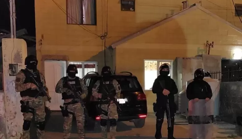Dos detenidos con armamento en el Barrio Los Pinos