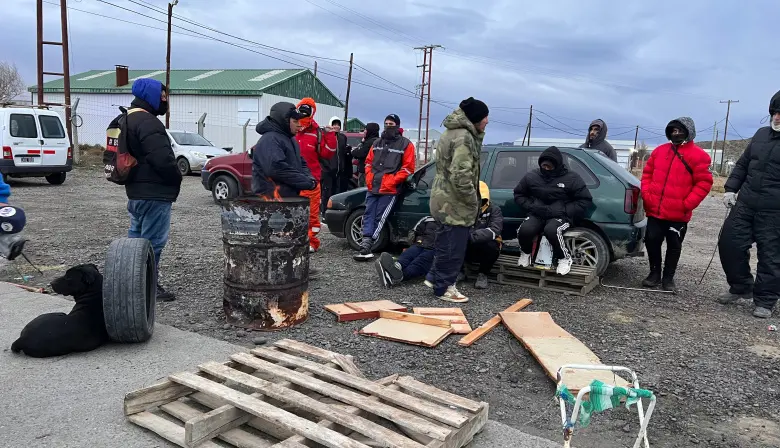 Despedidos del Puerto Caleta Paula cortaron el acceso: “Estamos esperando que alguien dé la cara”