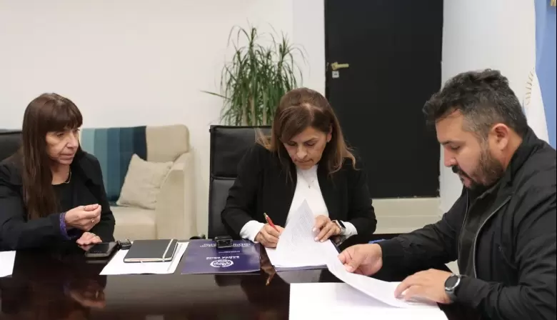 El Consejo de Educaciòn y el Municipio firmaron convenio por continuidad laboral a trabajadores de la Fundación Santa Cruz Sustentable