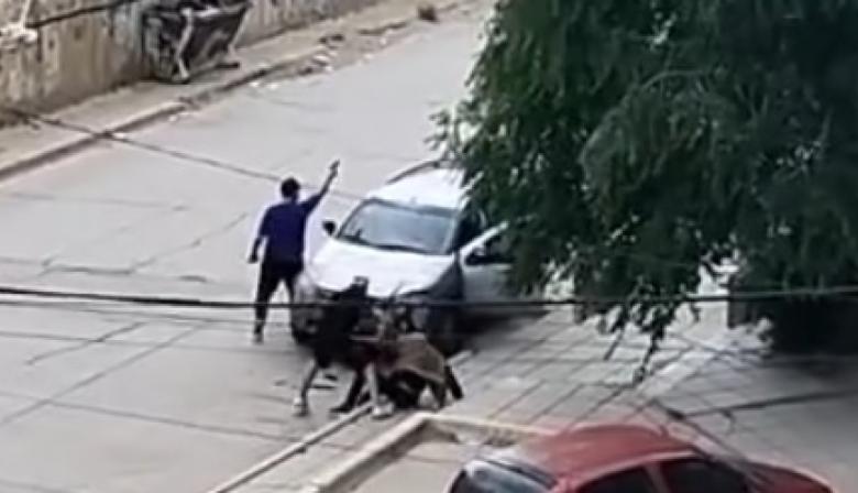 Brutal pelea y disparos en el barrio 2 de Abril de Caleta Olivia: un video impactante lo muestra todo