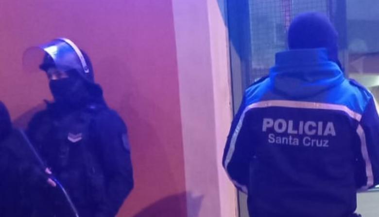 Mujer pidió ayuda en plena noche y su pareja arrojó un hacha contra la policía: tensión en barrio 150 Viviendas de Caleta Olivia
