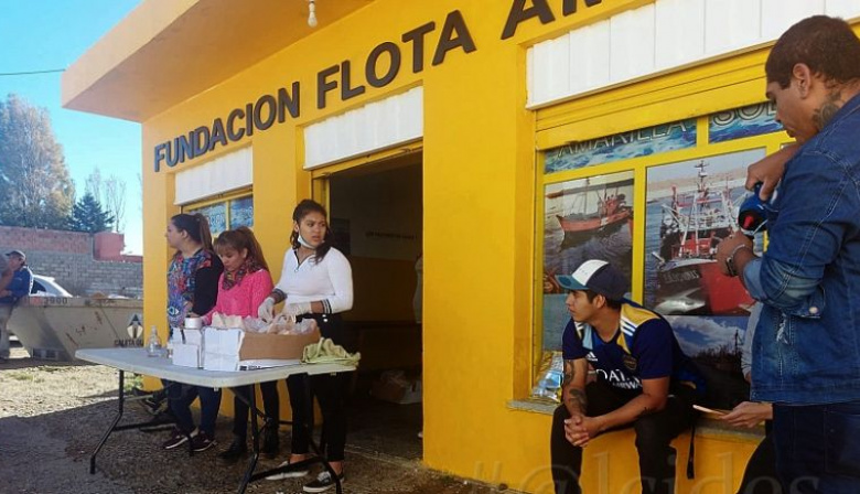 La Fundación Flota Amarilla Solidaria entrega 6 toneladas de merluza a los caletenses