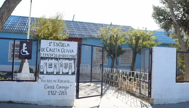 Padres a las piñas en pleno acto de la Promesa a la Bandera en Caleta Olivia