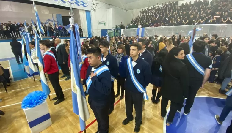 Reafirmación de Lealtad a la Bandera en Caleta Olivia: Un masivo acto de patriotismo de jóvenes estudiantes