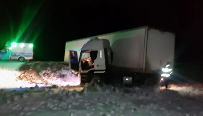 Despiste en la Ruta 3: un camión patinó sobre la escarcha cerca de Fitz Roy y terminó con pérdida de combustible