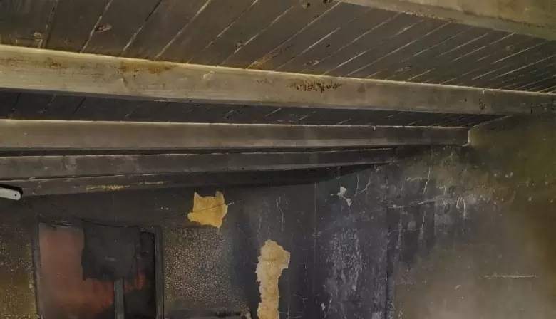 Incendio accidental en una vivienda deja daños materiales