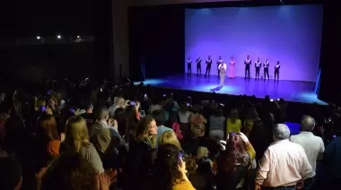 El público caletense ovacionó de pie el show del gran bailarín Hernán Piquín