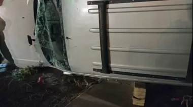 Conductor en estado de ebriedad fue rescatado tras chocar y volcar el vehiculo