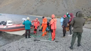Rescataron a individuos que permanecían varados en una bahía de Lago Pueyrredón