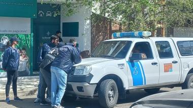 Operativo de detención de una dealer frente a la municipalidad de Caleta Olivia