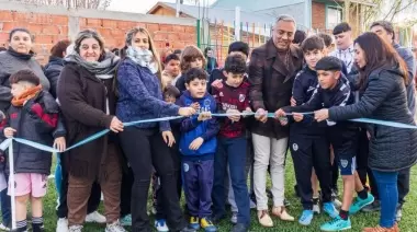 Comuna de Cañadón Seco inauguró un playón con césped sintético para la niñez