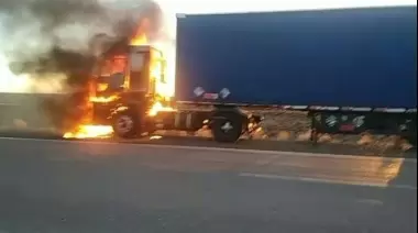 Un camión se incendió en ruta nacional 3