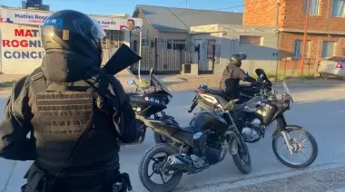 Policia motorizada detiene a joven por conducir moto robada y tener medida cautelar vigente