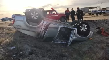 Rescate: volcó una camioneta y su conductor quedó atrapado