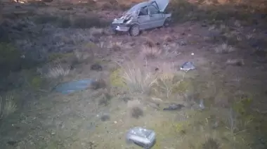 Joven fue trasladado al hospital tras volcar con su vehículo en Cañadón Seco