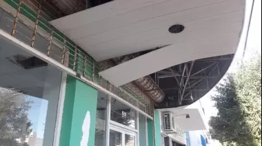 Por el viento: Bomberos tuvo que intervenir en un desprendimiento de techo de un local comercial