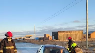 Rescatan a una mujer y a su hijo de un  vehículo atascado en una laguna de hielo