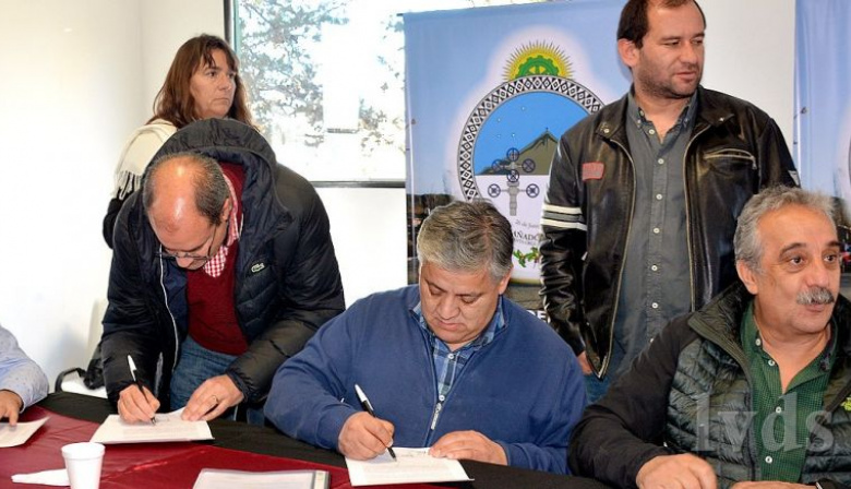 Solicitan reunión urgente del Parlamento Patagónico por crisis de YCRT