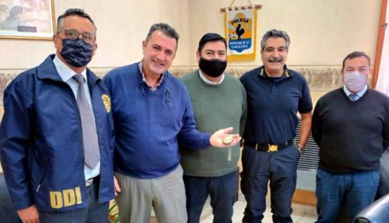 Se presentaron las placas identificatorias para las áreas de investigaciones de la Policía de Santa Cruz