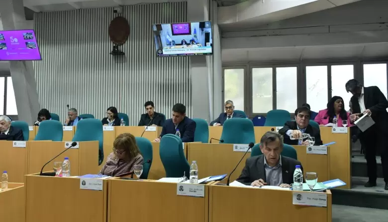 En sesión los legisladores aprobaron establecer fechas de pago al sector privado