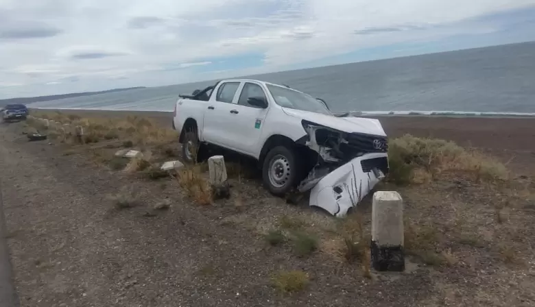 Accidente en zona de La Lobería: Camioneta a punto de caer al mar tras colisión