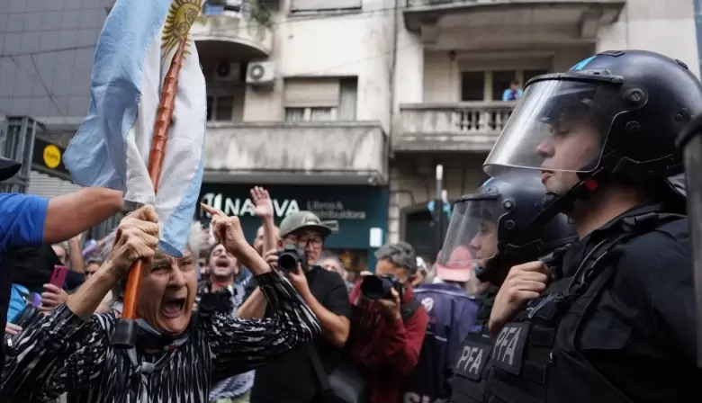 Represión en el Congreso: una protesta multitudinaria termina con violencia policial y detenidos