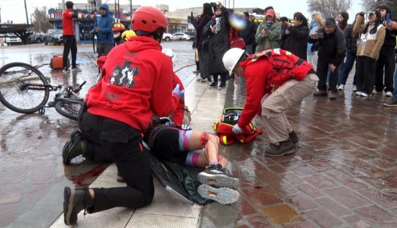 Paramédicos en acción: impactante simulacro urbano para destacar su labor y promover seguridad vial