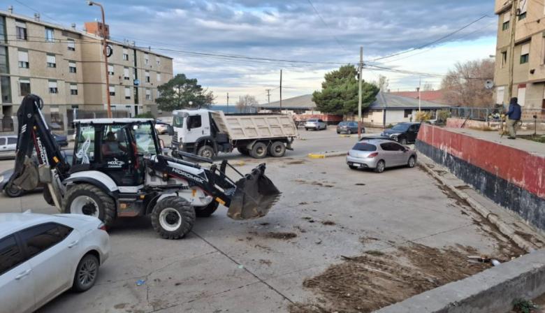 Caleta Olivia inició operativo de limpieza en el barrio 2 de Abril: desmalezado, barrido y retiro de residuos