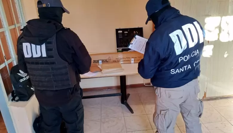 Ataque a vivienda en Puerto Deseado desencadena allanamientos e impresionante hallazgo de arsenal