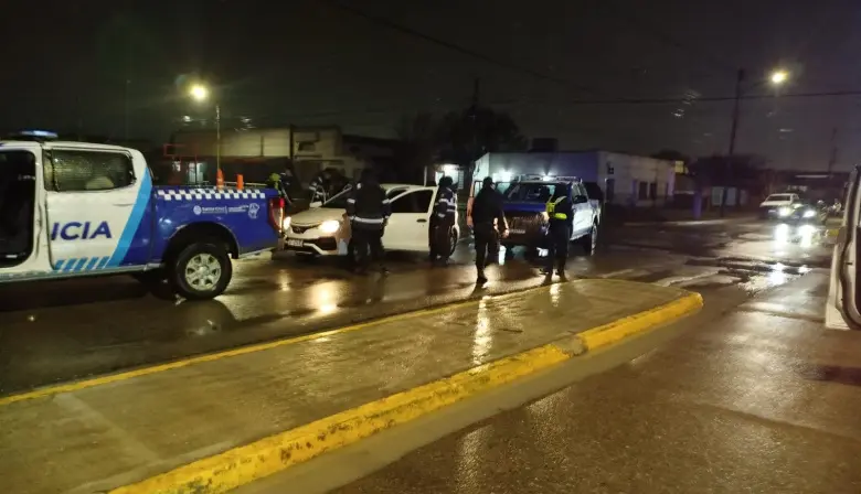 Tensión en la madrugada: detienen a dos personas por portar arma frente a boliche en Las Heras