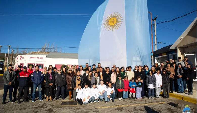 Emoción y Memoria en Cañadón Seco: 205 años de la Bandera que nos abriga a todos