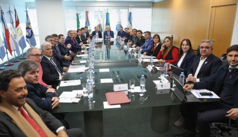 Gobernadores alzan la voz a Milei por coparticipación plena del impuesto a los combustibles