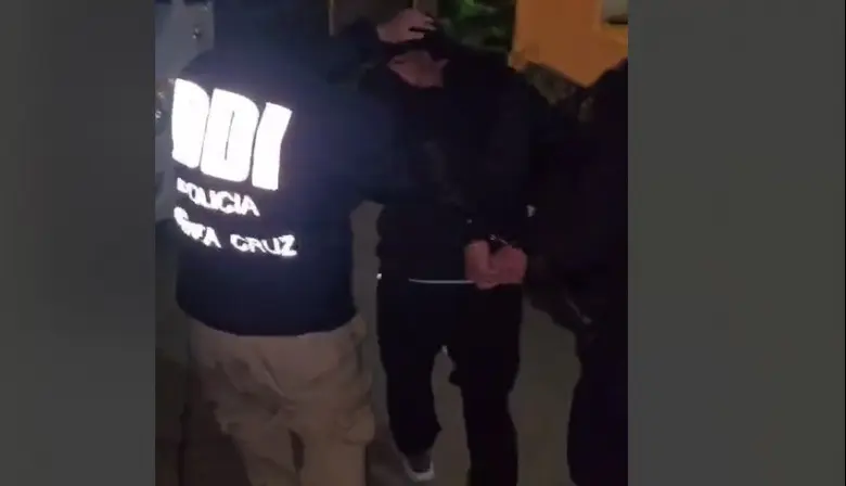 Golpe al narcomenudeo en Puerto Deseado: allanamiento, armas y un detenido con pedido judicial