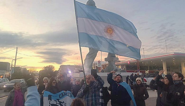 La CGT y agrupaciones kirchneristas marcharon en Caleta Olivia contra el fallo a CFK: "Es proscripción política"