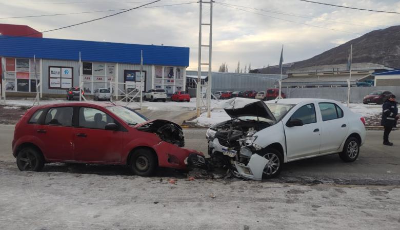 Grave choque entre dos autos en El Calafate: una mujer fue hospitalizada