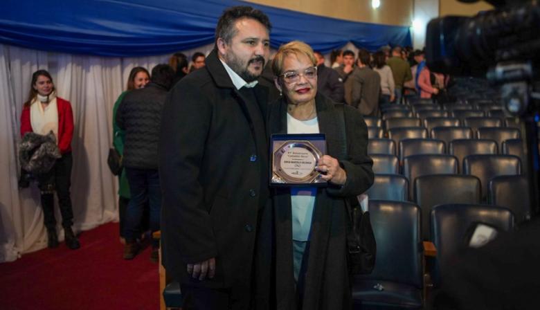 Carrizo entregó una plaqueta a la viuda de Soloaga en un acto reservado y conmovedor