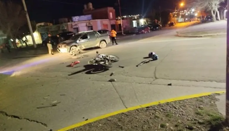 Violento choque en Caleta Olivia: una camioneta embistió a una moto y hay dos heridos