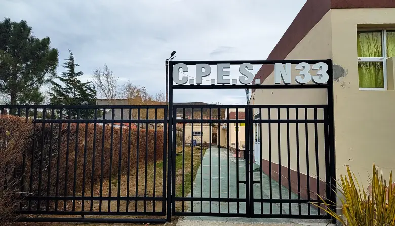 Concluye obra de cerramiento del predio compartido por dos escuelas de Cañadón Seco