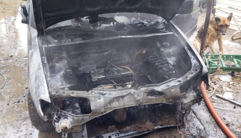 Incendio accidental destruyó vehículo durante descongelamiento con mechero