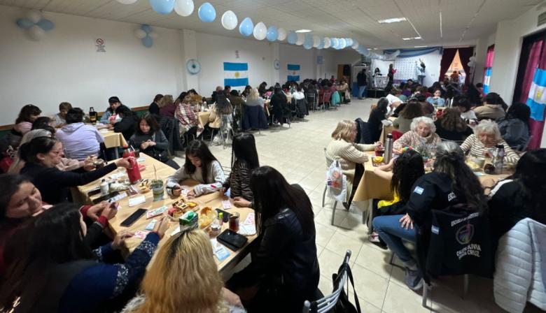 Carlos Aparicio acompañó jornada solidaria para que jóvenes bailarinas viajen al Performer Cup
