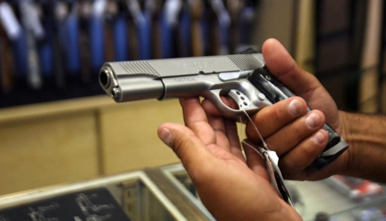 Joven baleado mientras manipulaba un arma con un amigo